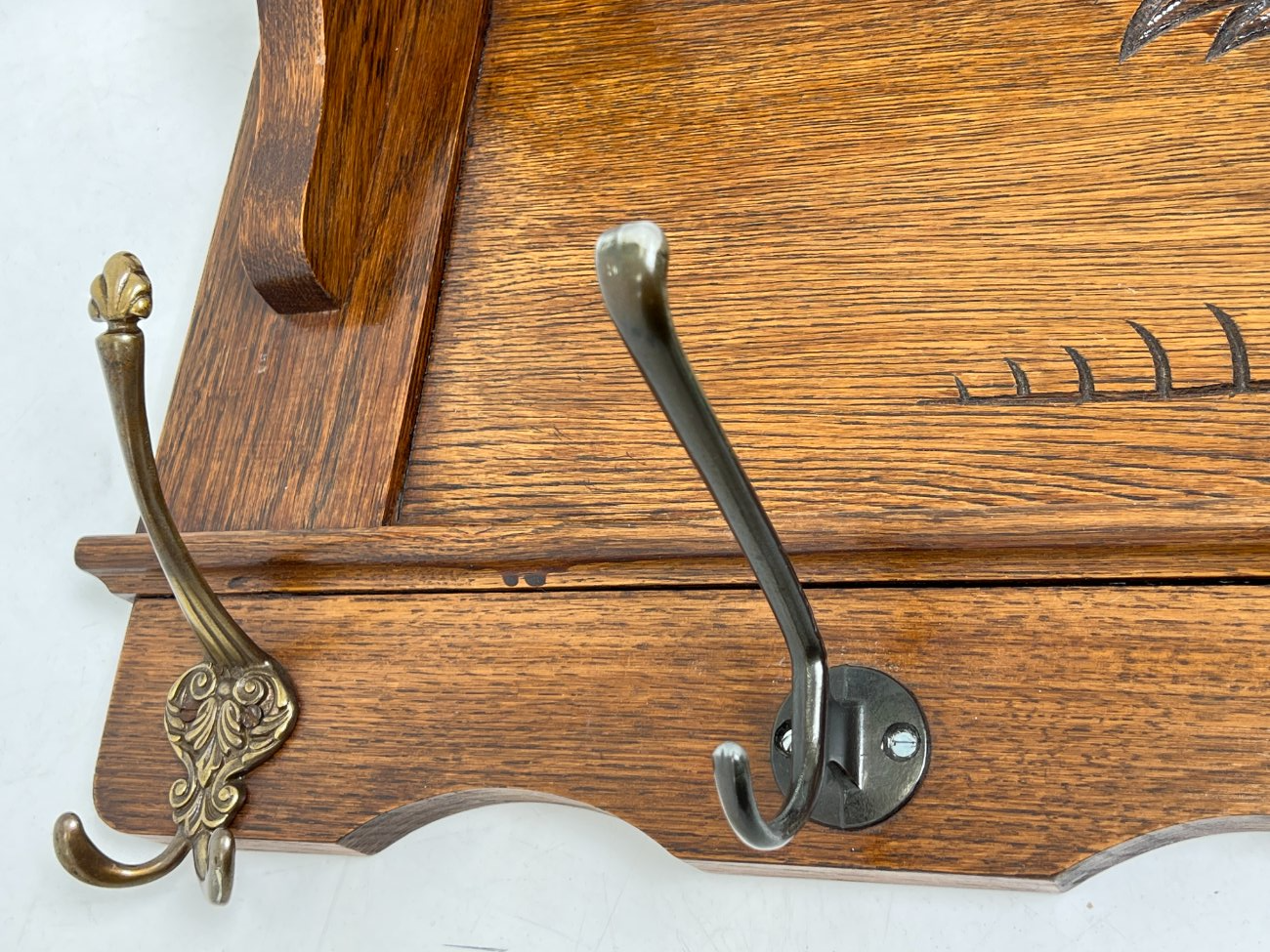 DJ0086-kabyklos-lentynos-stovai-6 Ąžuolinė sieninė kabykla 22x95x35 cm