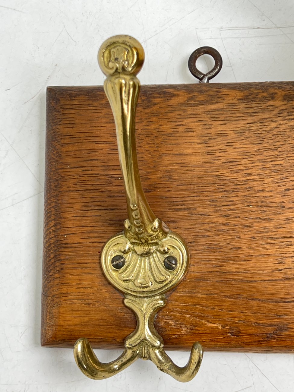 DJ0089-kabyklos-lentynos-stovai-6 Ąžuolinė sieninė kabykla su gyvūno ragais ir žalvariniais kabliukais 22×47,5×41 cm