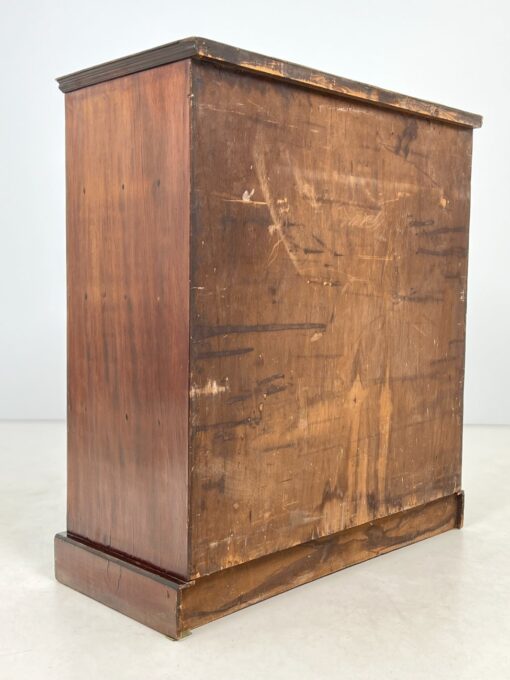 Angliško stiliaus raudonmedžio komoda 44x97x107 cm
