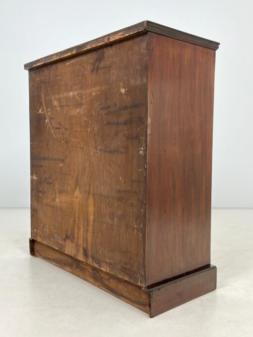 Angliško stiliaus raudonmedžio komoda 44x97x107 cm