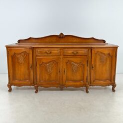 Ąžuolinė drožinėta keturių durų ir dviejų stalčių komoda 56x218x119 cm
