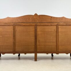 Ąžuolinė drožinėta keturių durų ir dviejų stalčių komoda 56x218x119 cm