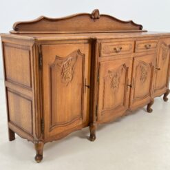 Ąžuolinė drožinėta keturių durų ir dviejų stalčių komoda 56x218x119 cm