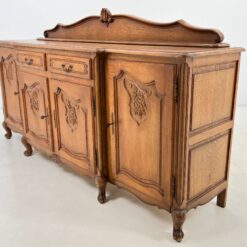 Ąžuolinė drožinėta keturių durų ir dviejų stalčių komoda 56x218x119 cm