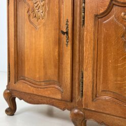 Ąžuolinė drožinėta keturių durų ir dviejų stalčių komoda 56x218x119 cm