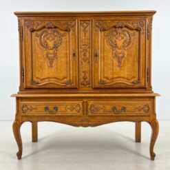 Drožinėta ąžuolinė dviejų durų ir dviejų stalčių komoda 53x120x121 cm