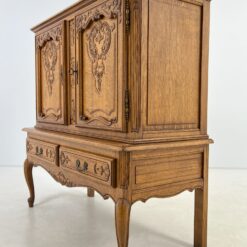 Drožinėta ąžuolinė dviejų durų ir dviejų stalčių komoda 53x120x121 cm