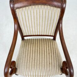 Biedermeier stiliaus raudonmedžio fotelis su gobelenu 62x57x90cm, 42 cm