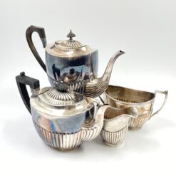 Art Deco stiliaus sidabruoto metalo indų 4 vnt. komplektas (cukrinė 9x19x12 cm, ąsotėlis (100 ml) 7x13x10 cm, arbatinis (1500 ml) 11x30x24 cm, arbatinis (1200 ml) 12x26x15 cm)