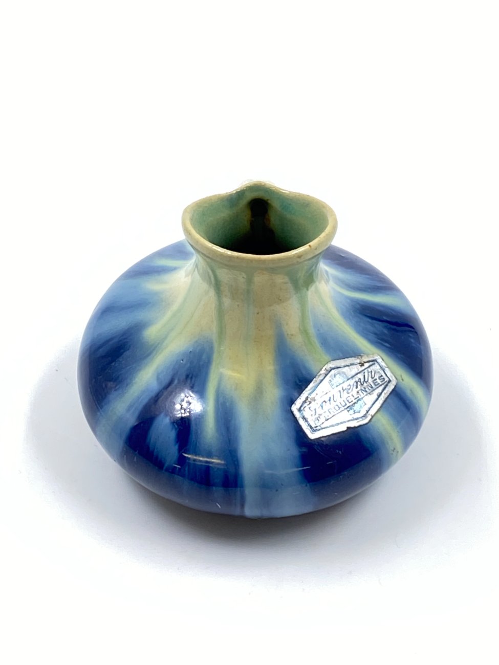 DJ0309-puodai-dubenys-asociai-1 Keramikinis “Faiencerie Thulin” ąsotėlis (150 ml) 9x9x8 cm