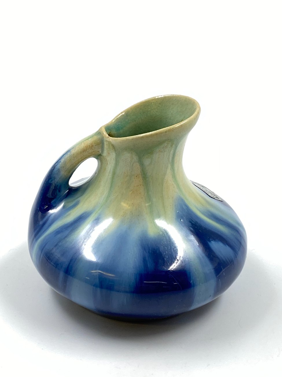 DJ0309-puodai-dubenys-asociai-3 Keramikinis “Faiencerie Thulin” ąsotėlis (150 ml) 9x9x8 cm