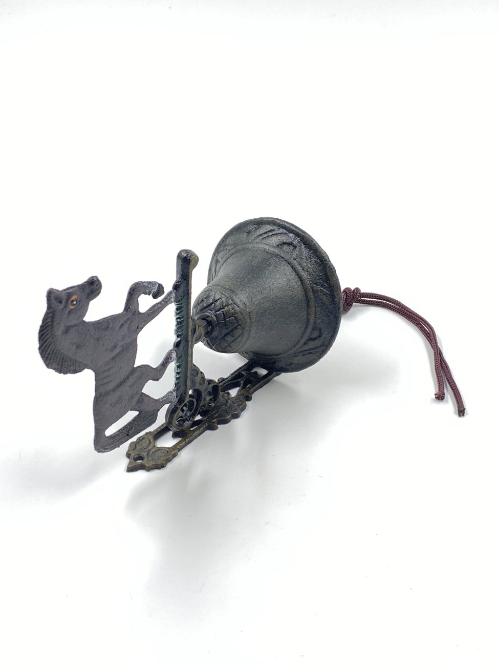 HM0423-interjero-ir-apdailos-detales-7 Ketaus sieninis varpas “Žirgas” 13x10x47 cm