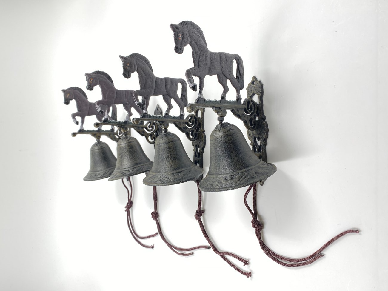 HM0423-interjero-ir-apdailos-detales-9 Ketaus sieninis varpas “Žirgas” 13x10x47 cm