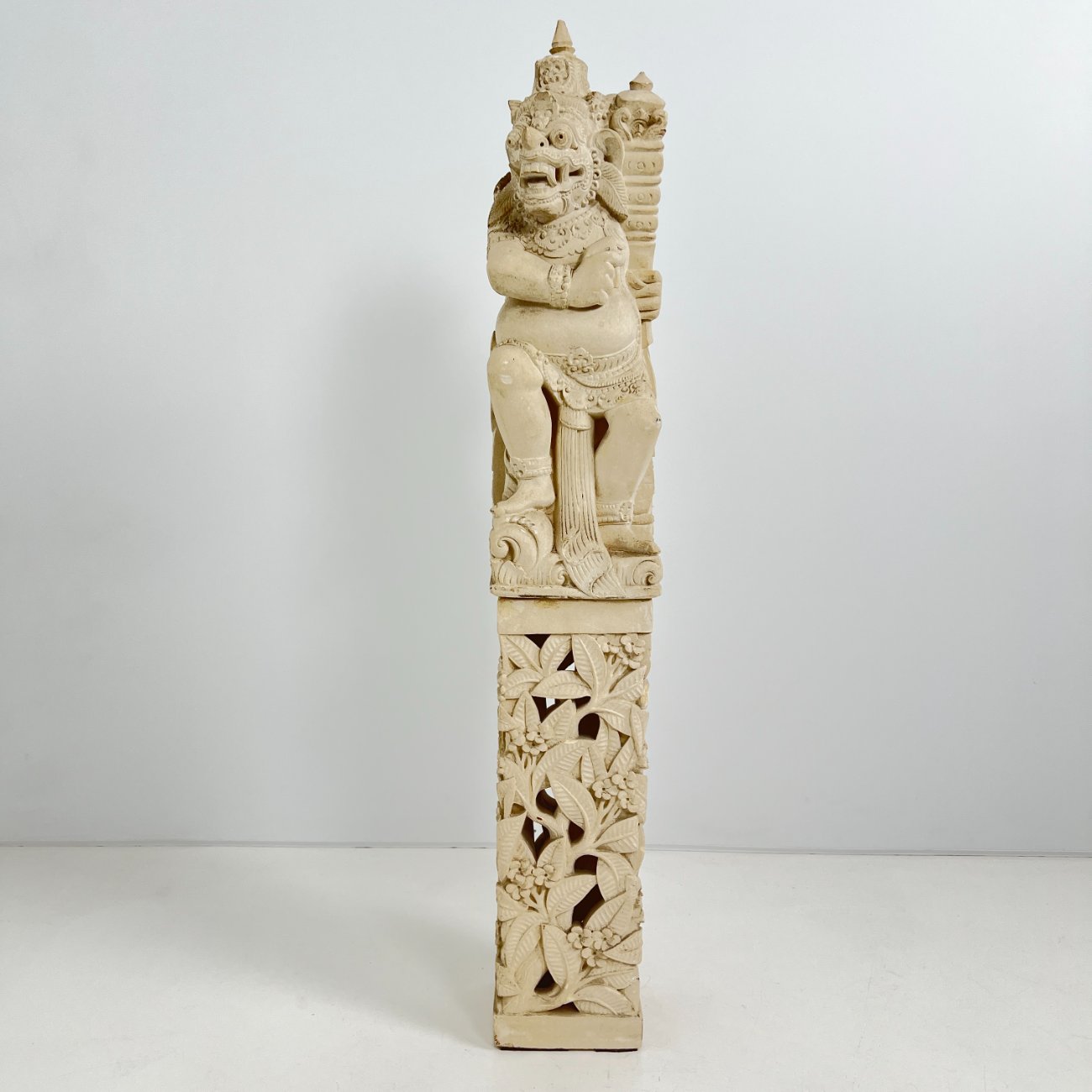 HM0489-kitokios-skulpturos-0 Rytietiška betoninė statula 21x22x127 cm