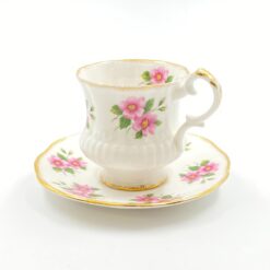 Porcelianinis “Elizabethan” puodelis (150 ml) 7x10x8 cm su lėkštute 13x13x2 cm