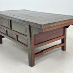 Rytietiško stiliaus medinis staliukas su stalčiais 65x119x50 cm