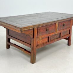 Rytietiško stiliaus medinis staliukas su stalčiais 65x119x50 cm