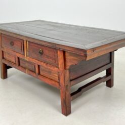 Rytietiško stiliaus medinis staliukas su stalčiais 65x119x50 cm