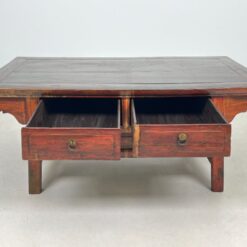 Rytietiško stiliaus medinis staliukas su stalčiais 65x119x50 cm