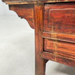 Rytietiško stiliaus medinis staliukas su stalčiais 65x119x50 cm