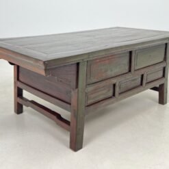 Rytietiško stiliaus medinis staliukas su stalčiais 65x119x50 cm