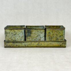 3 vnt. metalinių vazonų komplektas su padėklu (3 vnt. x vazonas 12x12x12 cm, padėklas 12,5x37x4 cm)