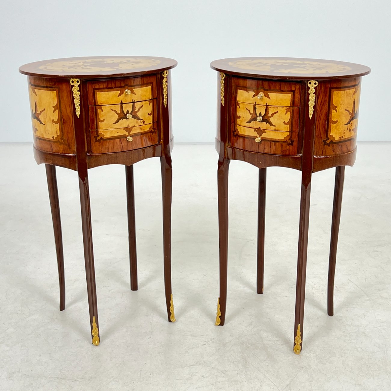 HM0654-spinteles-0 Liudviko XV laikotarpio stiliaus medinių spintelių su žalvario detalėmis 2 vnt. komplektas 30x40x70 cm