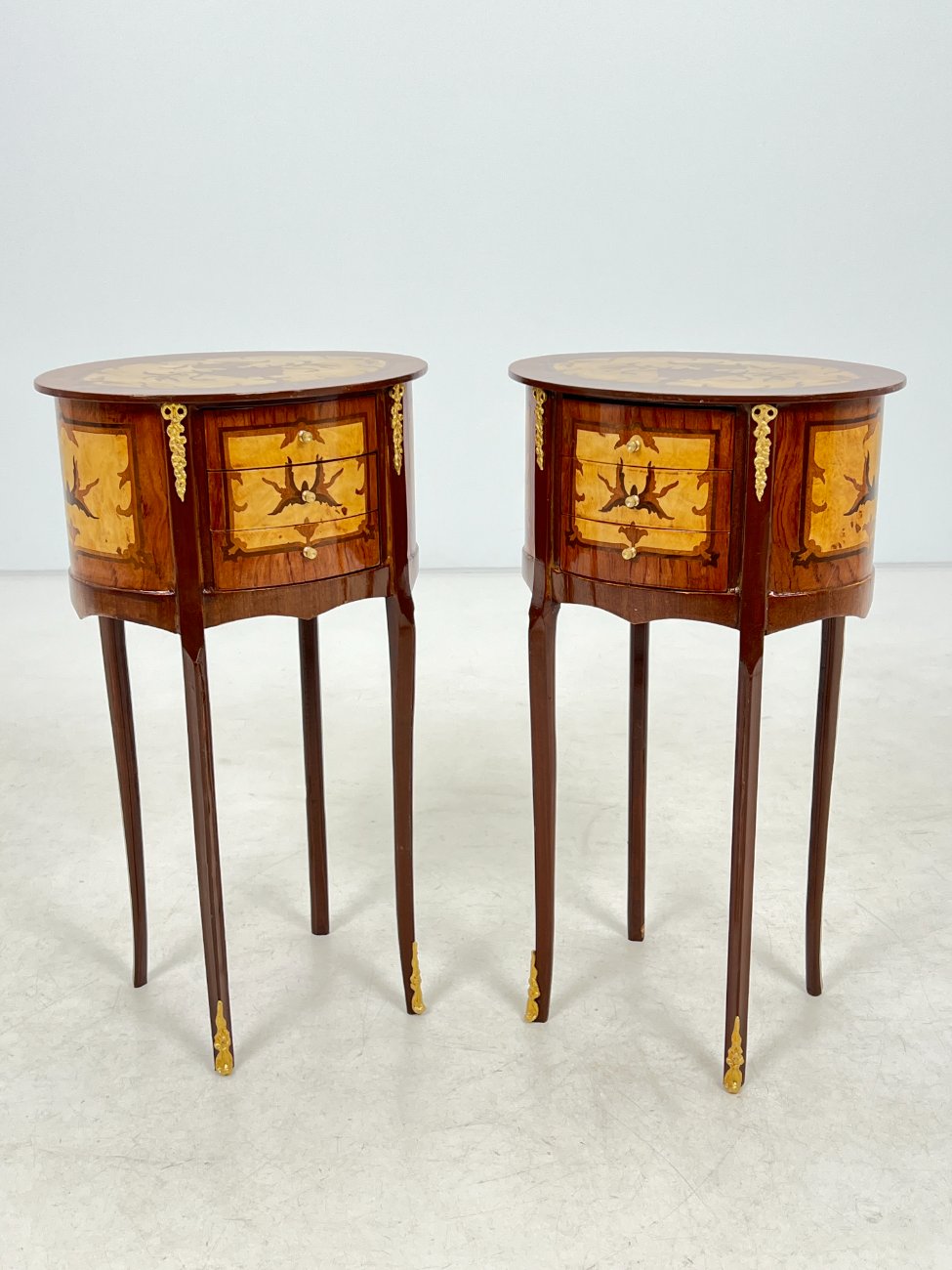 HM0654-spinteles-1 Liudviko XV laikotarpio stiliaus medinių spintelių su žalvario detalėmis 2 vnt. komplektas 30x40x70 cm