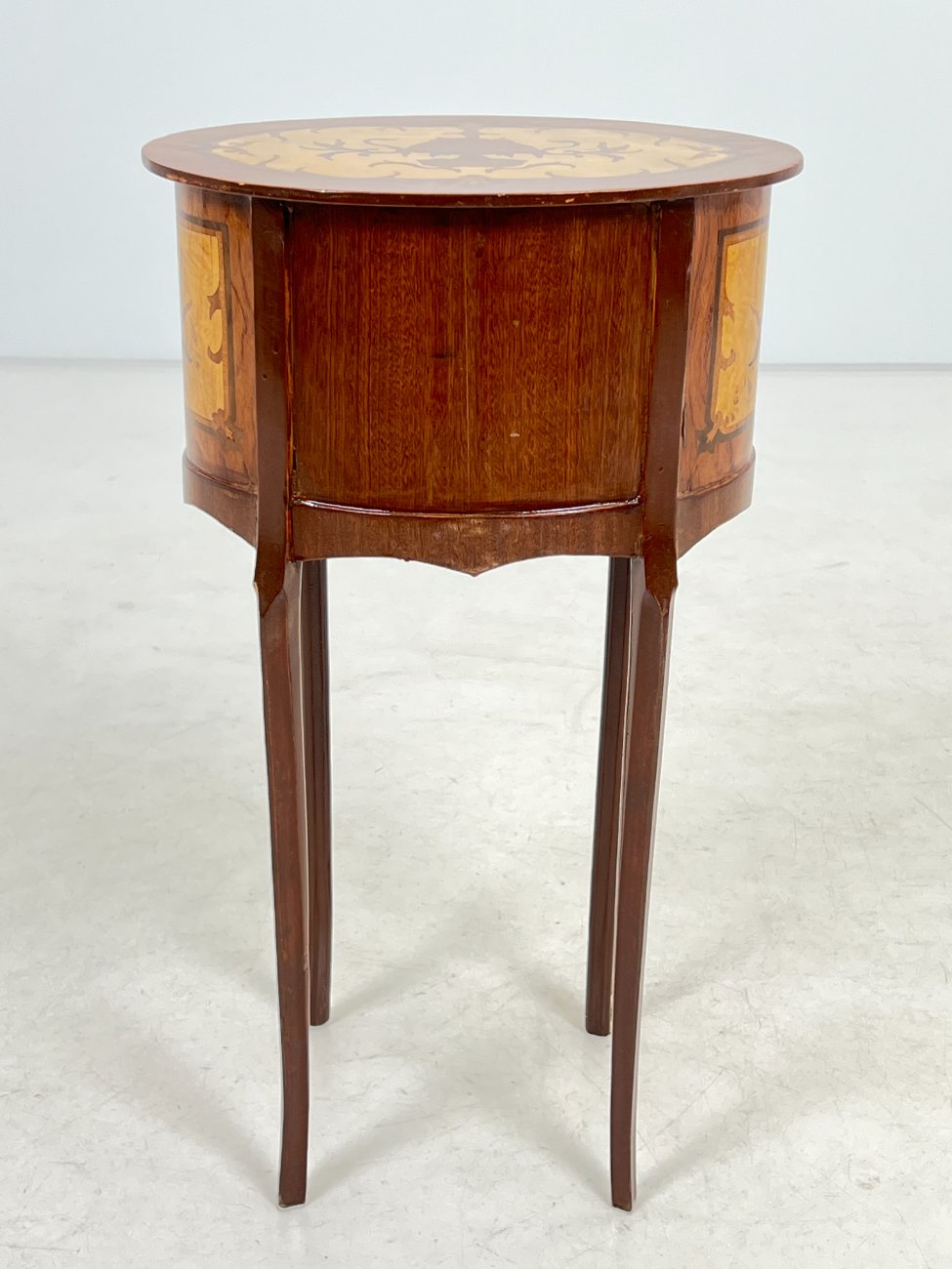 HM0654-spinteles-10 Liudviko XV laikotarpio stiliaus medinių spintelių su žalvario detalėmis 2 vnt. komplektas 30x40x70 cm