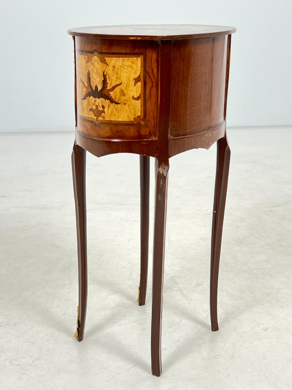 HM0654-spinteles-11 Liudviko XV laikotarpio stiliaus medinių spintelių su žalvario detalėmis 2 vnt. komplektas 30x40x70 cm