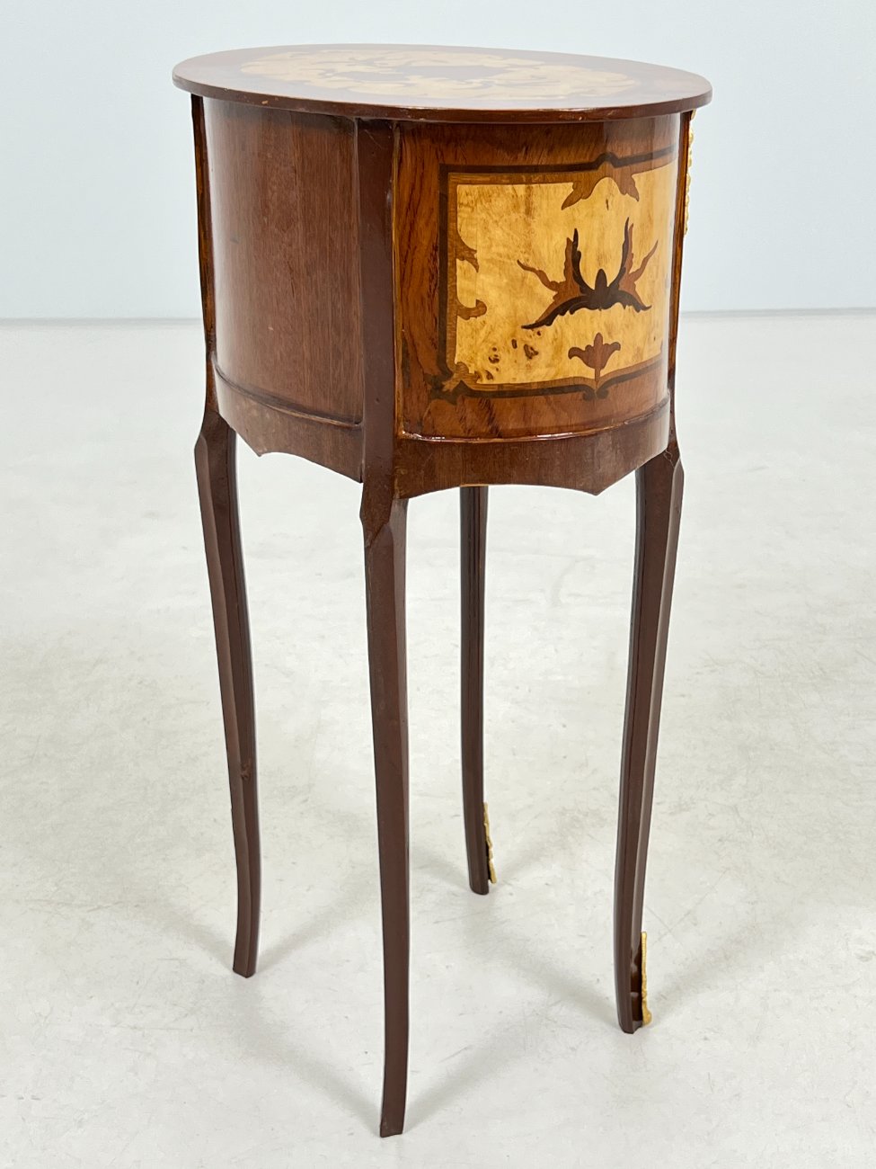 HM0654-spinteles-12 Liudviko XV laikotarpio stiliaus medinių spintelių su žalvario detalėmis 2 vnt. komplektas 30x40x70 cm