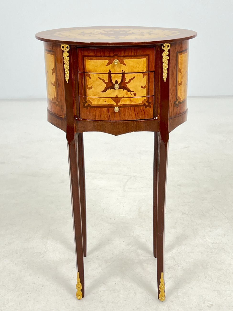 HM0654-spinteles-3 Liudviko XV laikotarpio stiliaus medinių spintelių su žalvario detalėmis 2 vnt. komplektas 30x40x70 cm