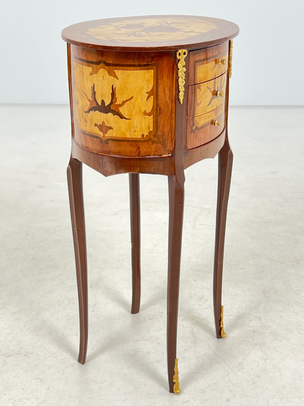 HM0654-spinteles-4 Liudviko XV laikotarpio stiliaus medinių spintelių su žalvario detalėmis 2 vnt. komplektas 30x40x70 cm