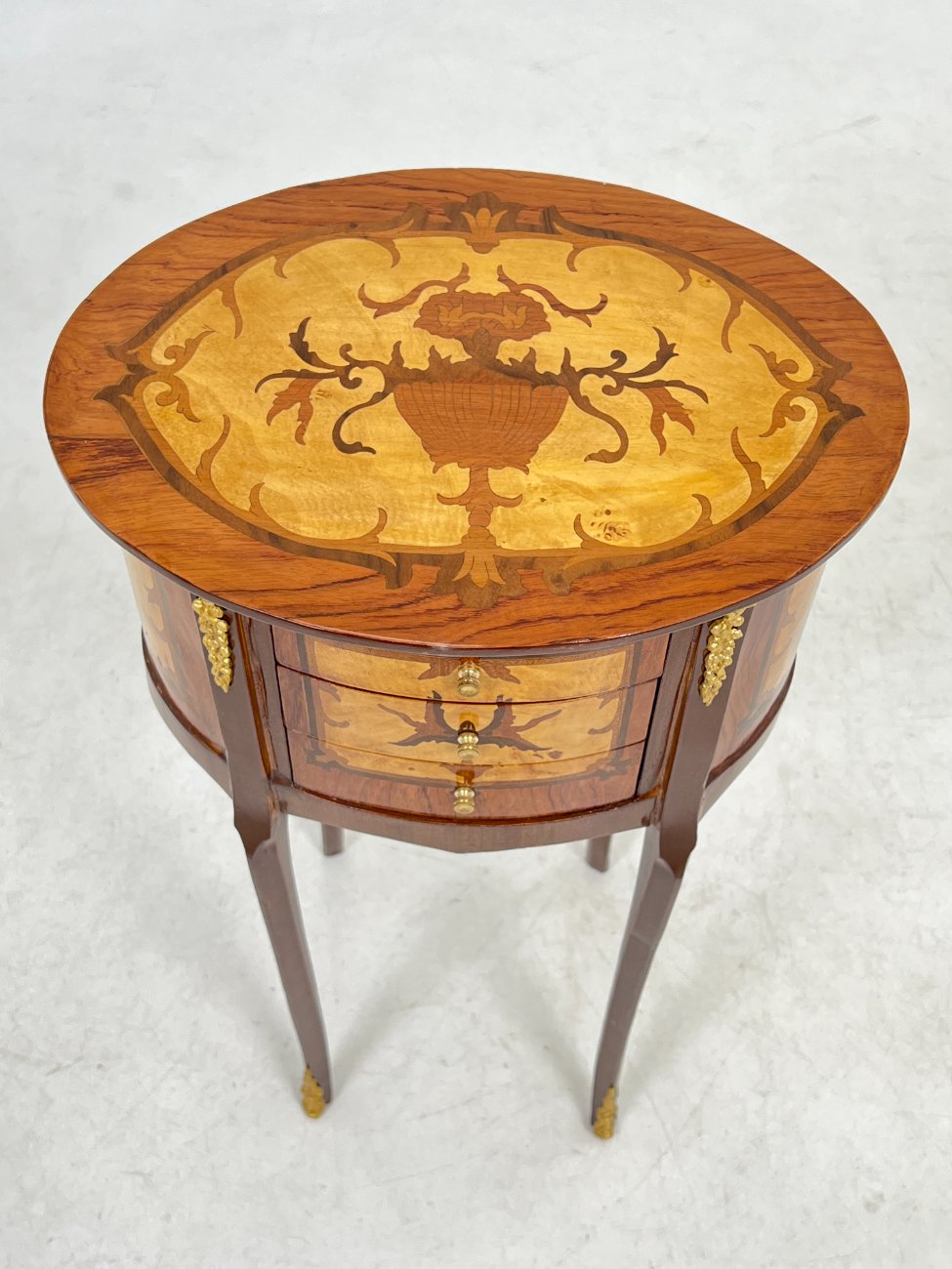 HM0654-spinteles-6 Liudviko XV laikotarpio stiliaus medinių spintelių su žalvario detalėmis 2 vnt. komplektas 30x40x70 cm