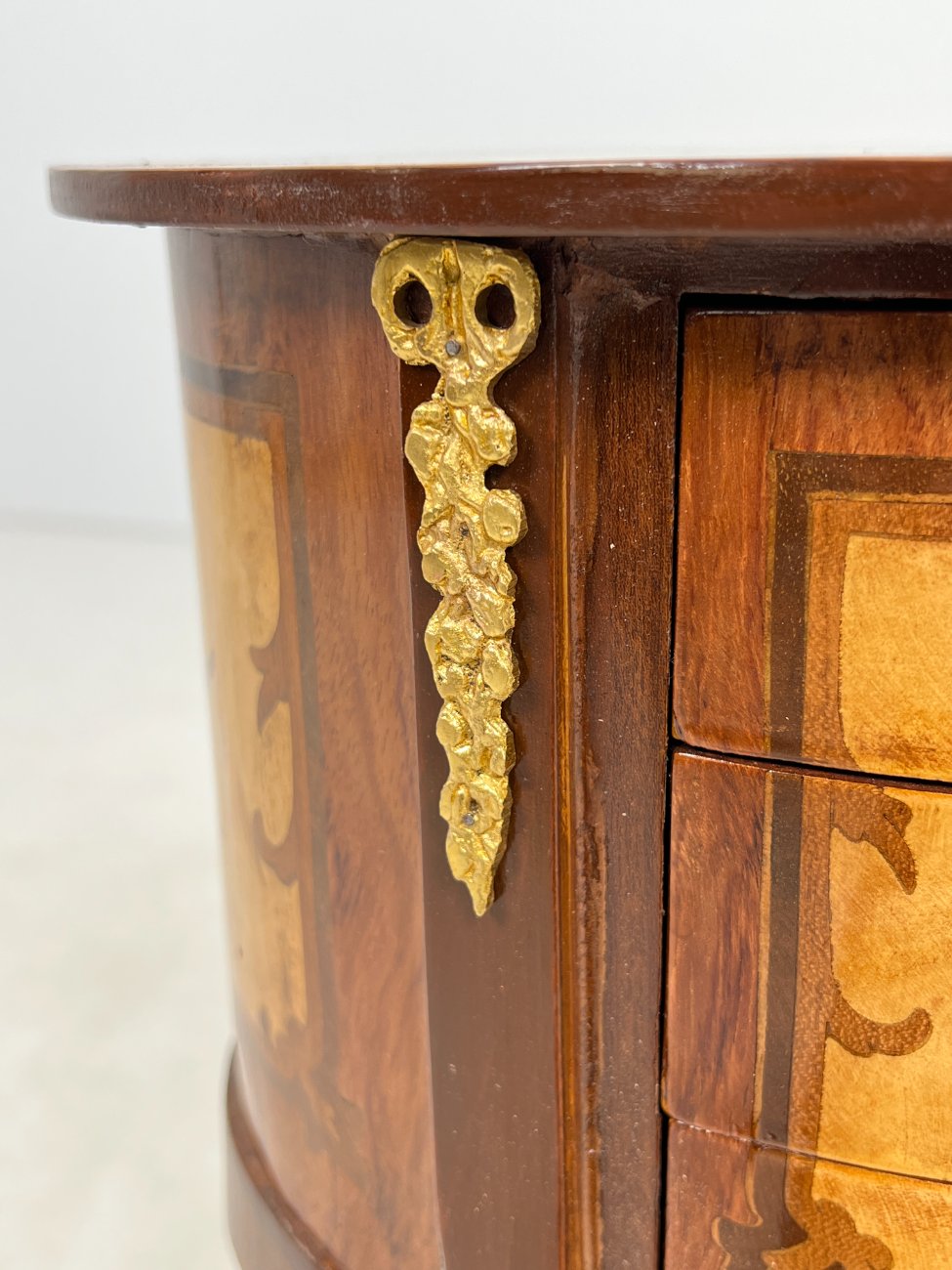 HM0654-spinteles-8 Liudviko XV laikotarpio stiliaus medinių spintelių su žalvario detalėmis 2 vnt. komplektas 30x40x70 cm