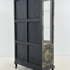 Rytietiška vitrina su akmens ir žalvario dekoracijomis 42x95x172 cm
