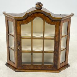 Pakabinama riešutmedžio spintelė su stiklu 18x66x69 cm
