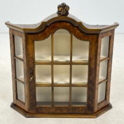 Pakabinama riešutmedžio spintelė su stiklu 18x66x69 cm