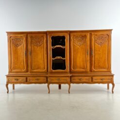 Ąžuolinė, ilga, penkių durų ir penkių stalčių komoda su stiklu centrinėse duryse 52x272x156 cm