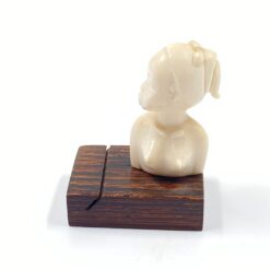Afrikietiškas moters biustas iš kaulo ant medinio postamento 4,5x3x5,5 cm