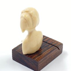 Afrikietiškas moters biustas iš kaulo ant medinio postamento 4,5x3x5,5 cm