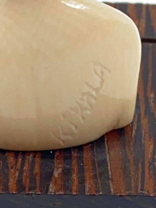Afrikietiškas moters biustas iš kaulo ant medinio postamento 4x3x5,5 cm