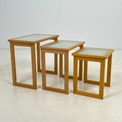 Skandinaviško stiliaus lizdiniai staliukai stikliniais stalviršiais 3 vnt. komplektas 33x57x52 cm
