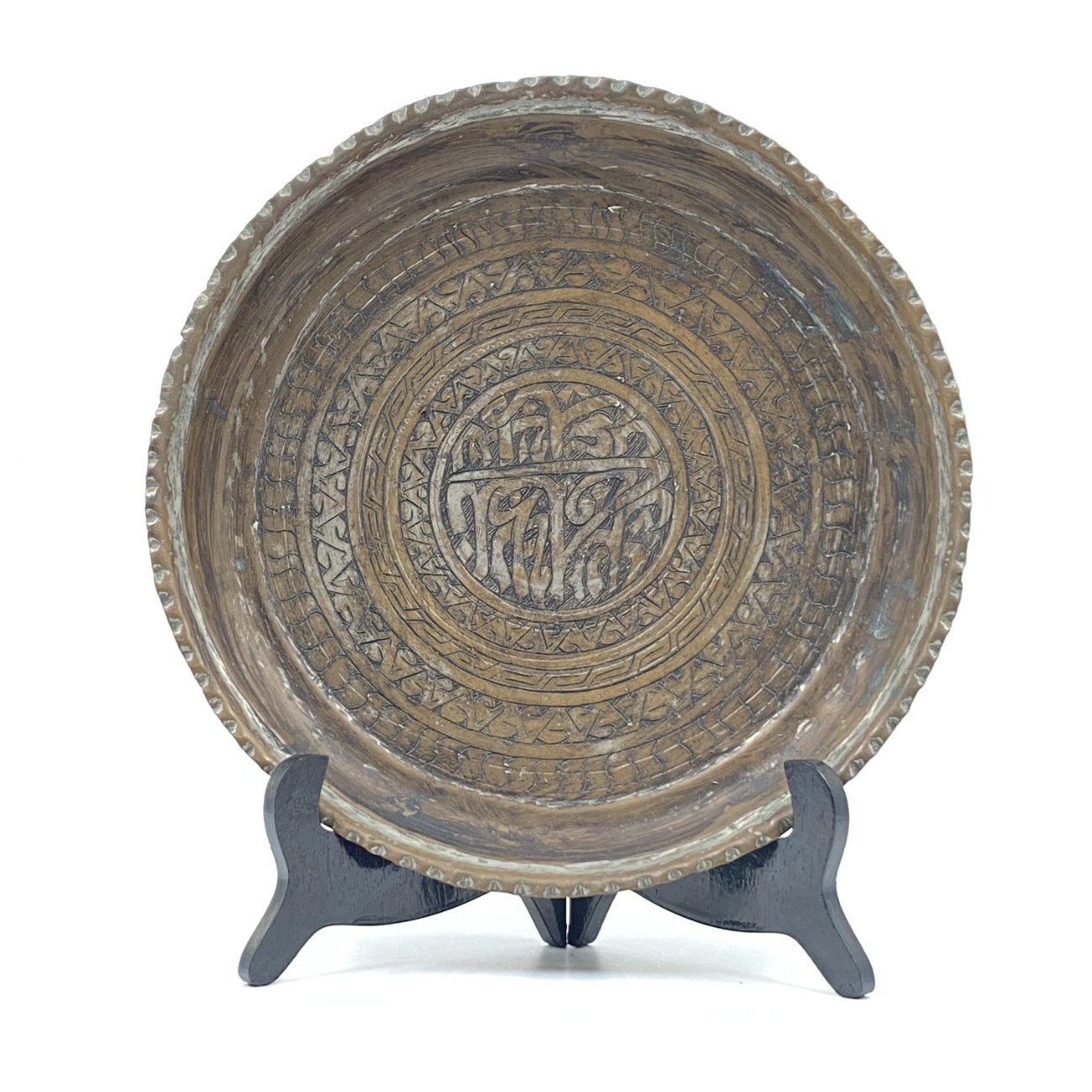 DJ0358-dekoratyvines-lekstes-1 Metalinė graviruota lėkštė 28,5×28,5×4 cm