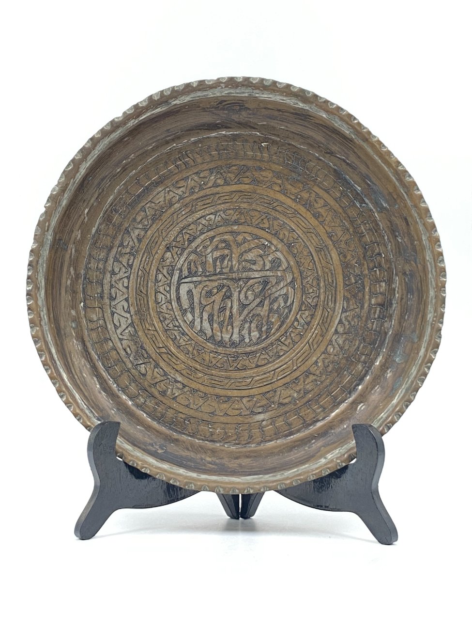 DJ0358-dekoratyvines-lekstes-2 Metalinė graviruota lėkštė 28,5×28,5×4 cm