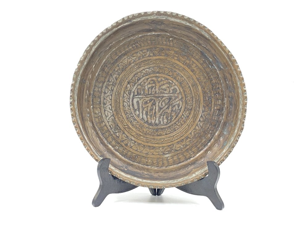 DJ0358-dekoratyvines-lekstes-3 Metalinė graviruota lėkštė 28,5×28,5×4 cm