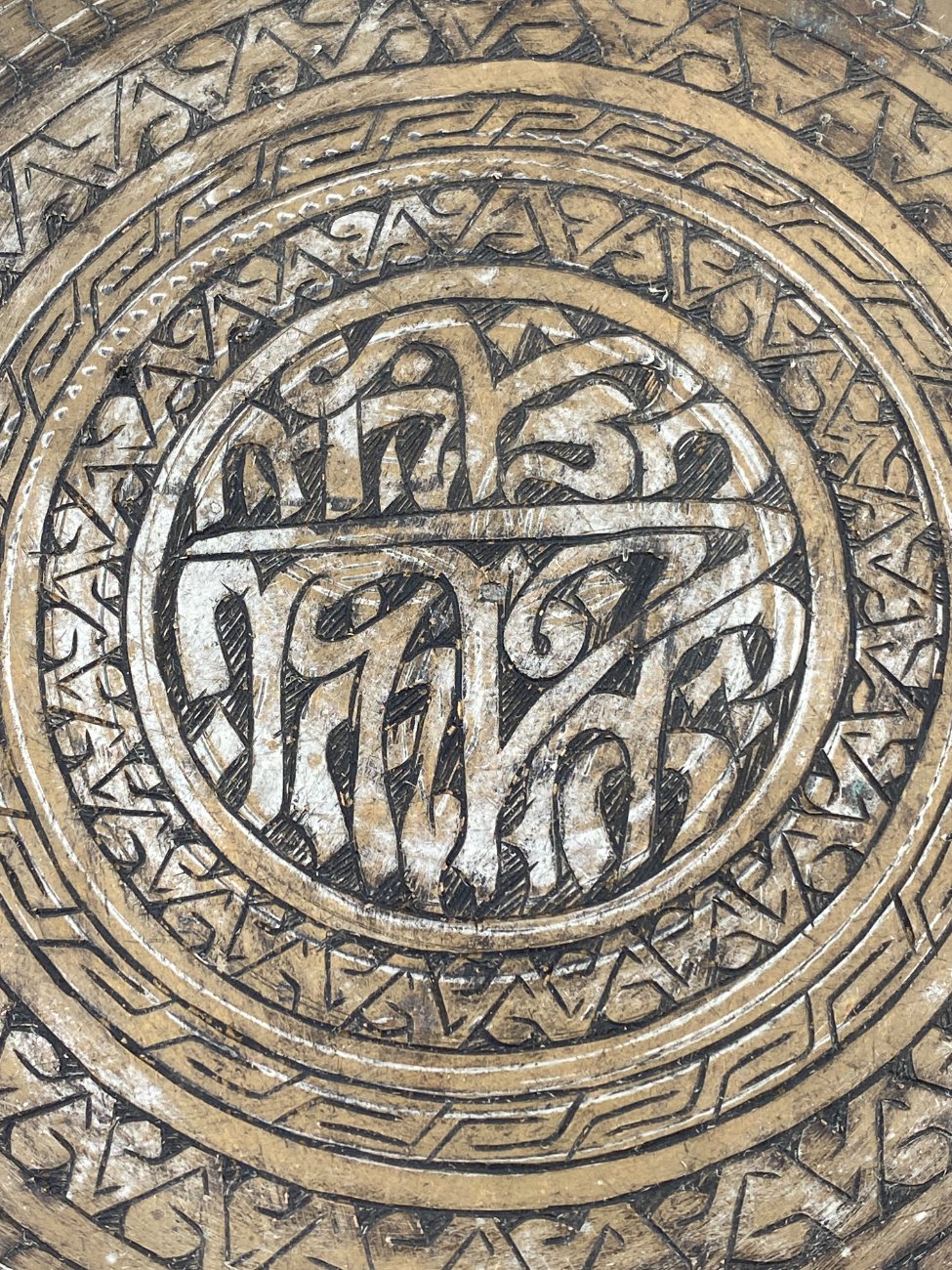 DJ0358-dekoratyvines-lekstes-6 Metalinė graviruota lėkštė 28,5×28,5×4 cm