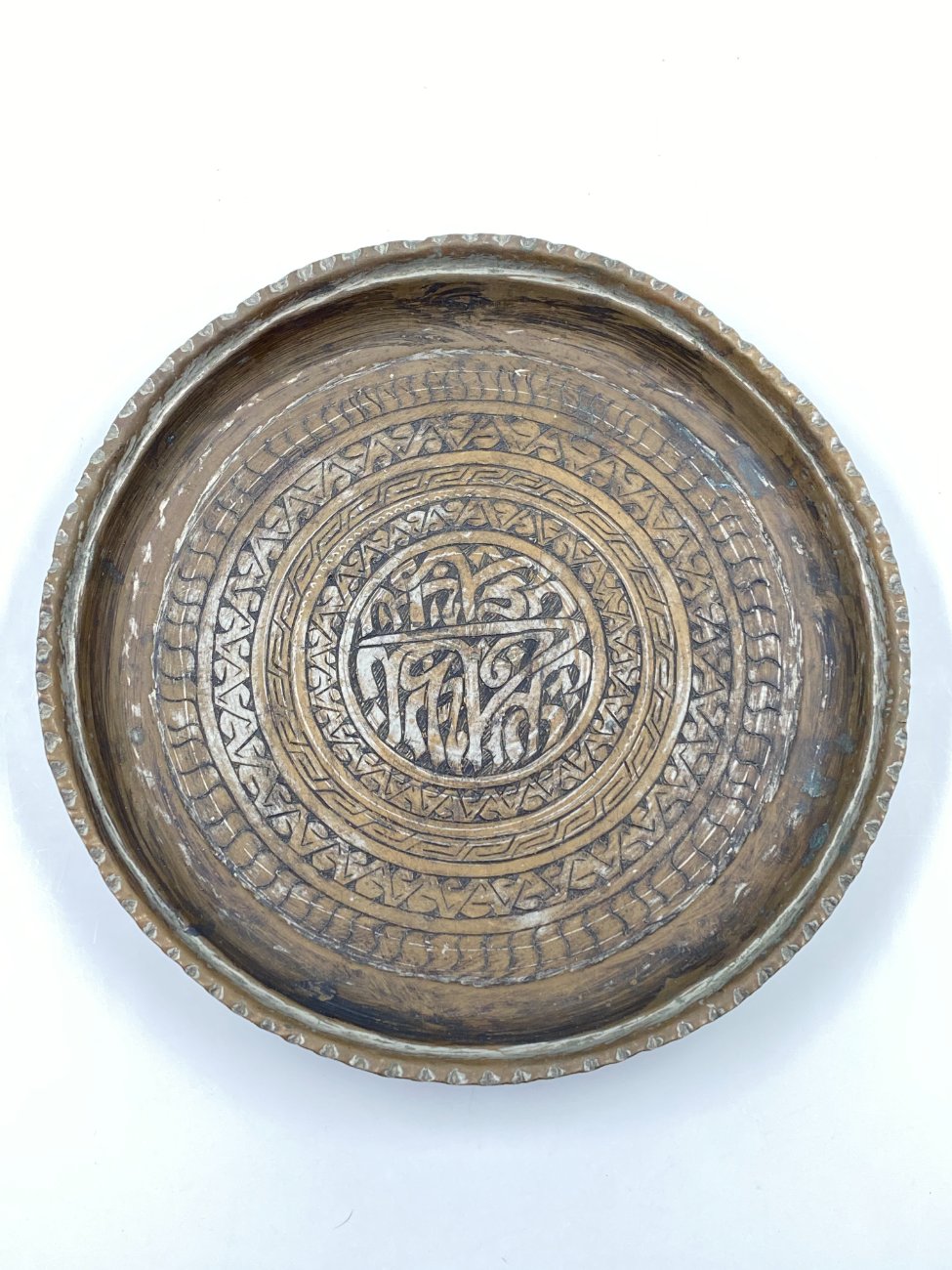 DJ0358-dekoratyvines-lekstes-7 Metalinė graviruota lėkštė 28,5×28,5×4 cm