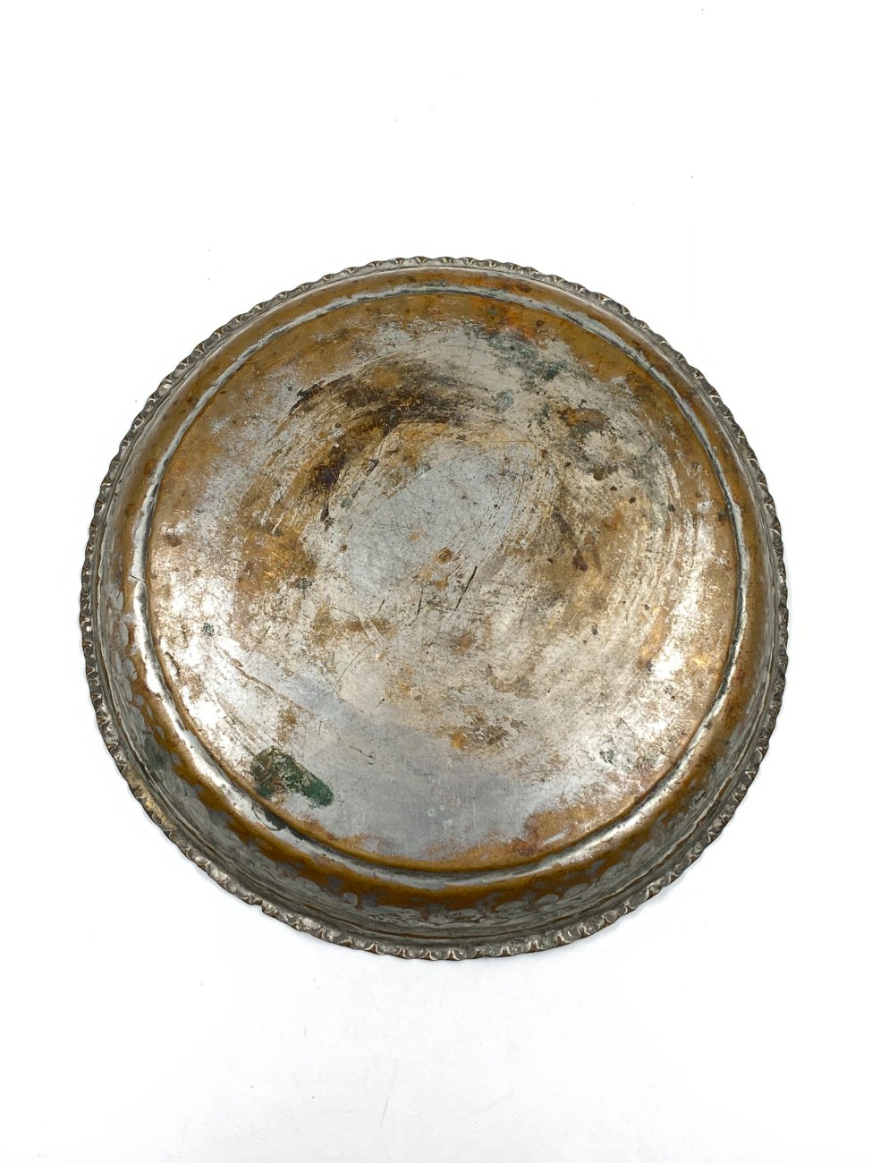 DJ0358-dekoratyvines-lekstes-8 Metalinė graviruota lėkštė 28,5×28,5×4 cm