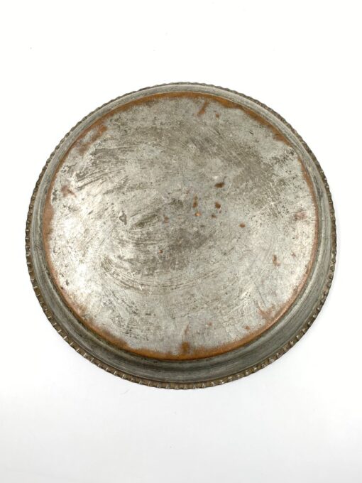 Metalinė graviruota lėkštė 32x32x3,5 cm